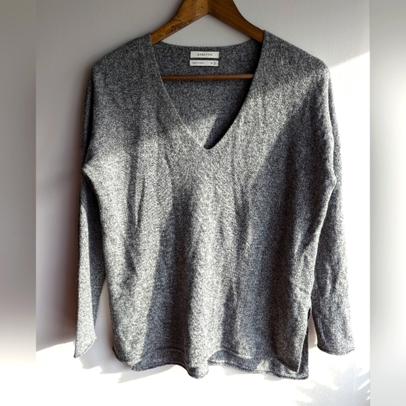 Babaton Tops - Aritzia BABATON Erin Wool Linen Blend V-Neck Grey Sweater Womens XS Longsleeves